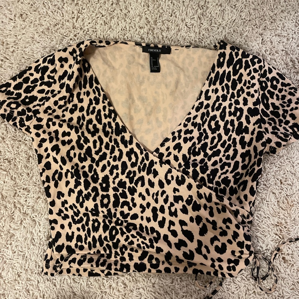 Forever 21 Leapord Print cropped tee